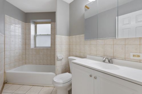 6524 Eberhart Ave, Chicago IL 60637-3206 exterior