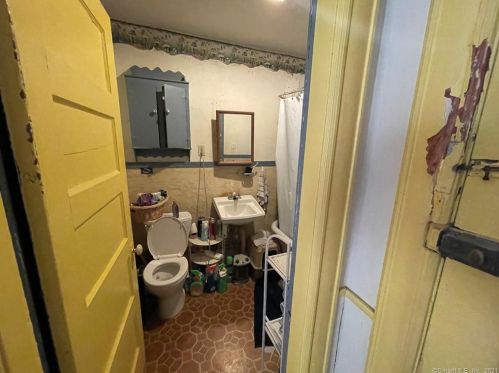 2 Bernardino Ave, Enfield CT 06082-1842 exterior