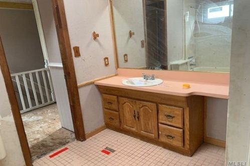 39 Ash St, Central Islip NY 11722-3828 exterior