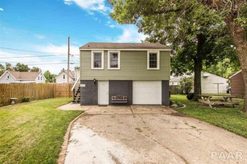 1017 Caroline St, Pekin, IL 61554-3525