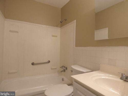 208 Garnet Dr, Burlington NJ 08016-4713 exterior