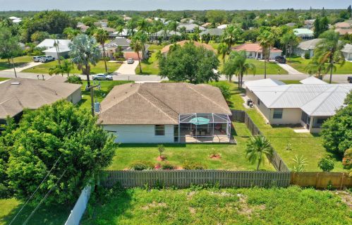 2885 Eagle Dr, Fort Pierce FL 34951-2374 exterior