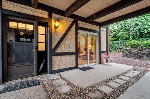 1044 Cedargate Dr, Saint Louis, MO 63122-2427