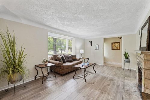 8061 Packard Ave, Saint Louis, MO 63134-1519