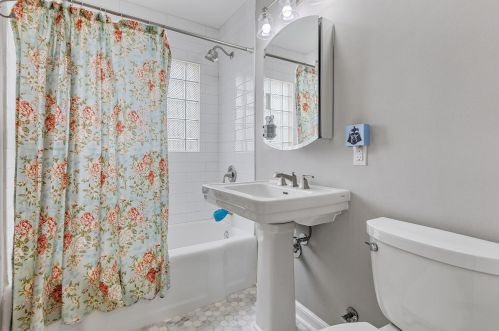 4850 Santa Monica Blvd, Milwaukee WI 53217-4618 exterior