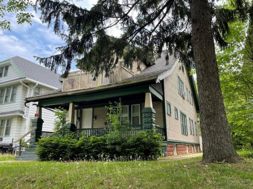 2554 51st St, Milwaukee, WI 53219-3223