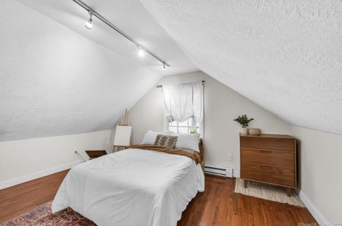 360 Taylor Rd, Enfield CT 06082-4042 exterior