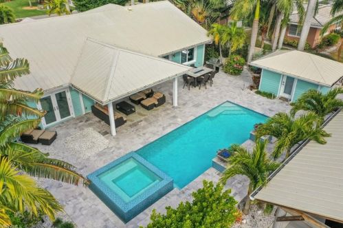 180 Channel Dr, Naples FL 34108-2141 exterior