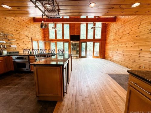 334 Ledge Rd, Killingly CT 06241-1910 exterior