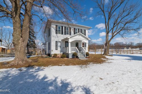 1104 Hoffman St, Three Rivers MI 49093-1017 exterior