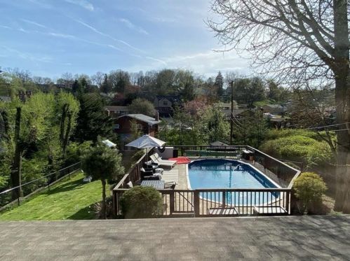 4814 Oakridge Dr, Pittsburgh PA 15227-1448 exterior