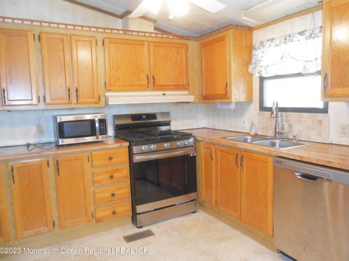 86 Douglas Dr, Jackson Twp, NJ 08527-3516