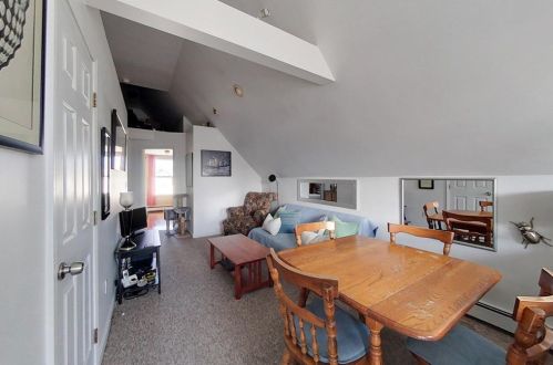 9 Lincoln St, Middletown RI 02840-2628 exterior