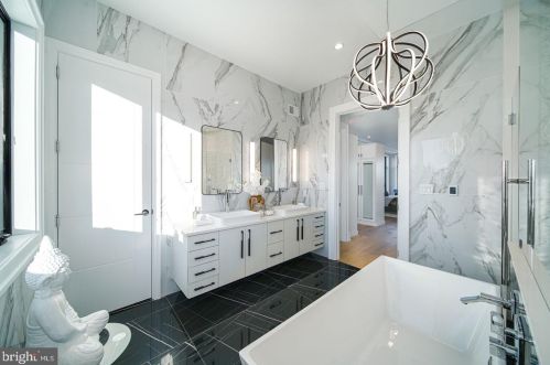 722 Broad St, Philadelphia PA 19146-3119 exterior