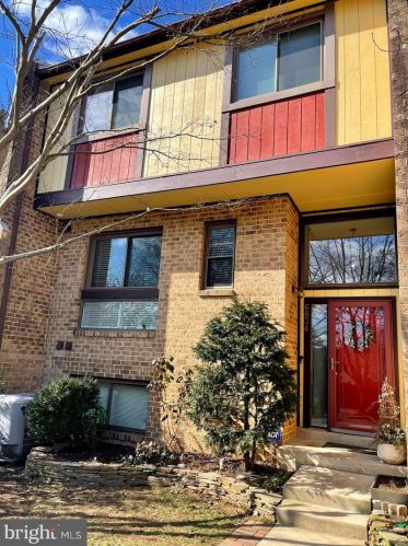 6834 Deer Run Dr, Alexandria, VA 22306-1123