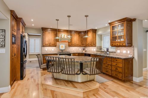 8616 Cima Dr, Sandy UT 84093-7060 exterior