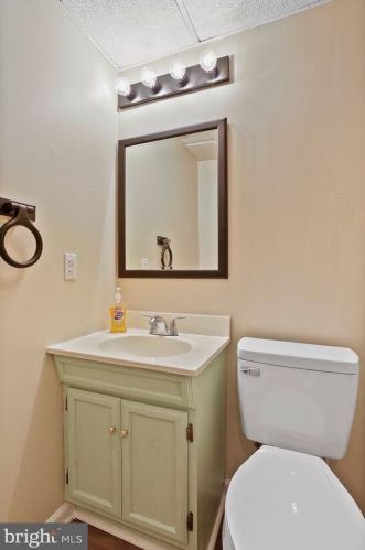 32 Constitution Ct, Littlestown PA 17340-1527 exterior