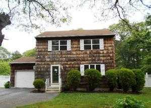 5 Floyd Rd, Smith Point, NY 11967-2529