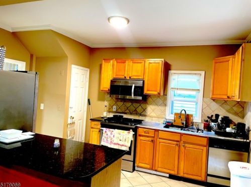 38 Bernard Ave, Edison NJ 08837-3431 exterior