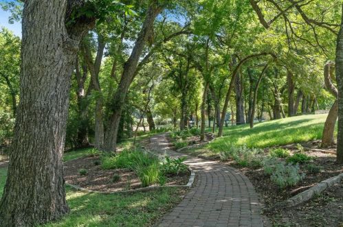 2209 Deleon Ct, Austin TX 78733-1629 exterior