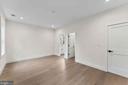 1327 Mayflower Dr, Mc Lean VA 22101-3405 exterior