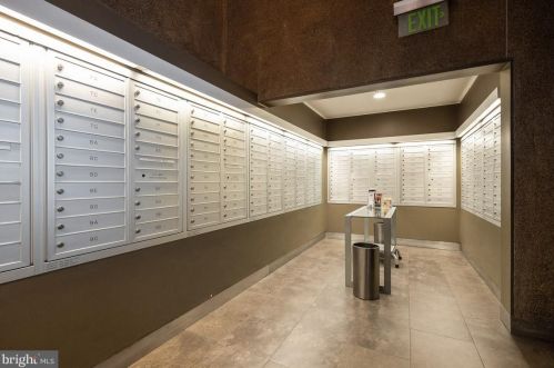 210 Locust St, Philadelphia PA 19106-3945 exterior