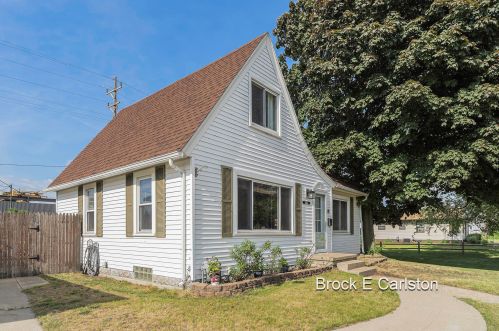 1044 Broadway Ave, Meskegon MI 49444-2354 exterior