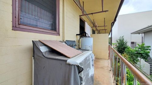 1116 Isenberg St, Honolulu HI 96826-2920 exterior