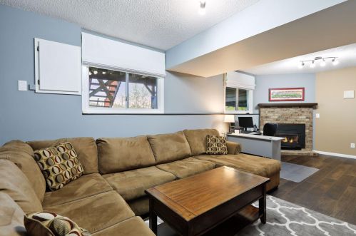 204 Ridgewood Dr, Chaska MN 55318 exterior