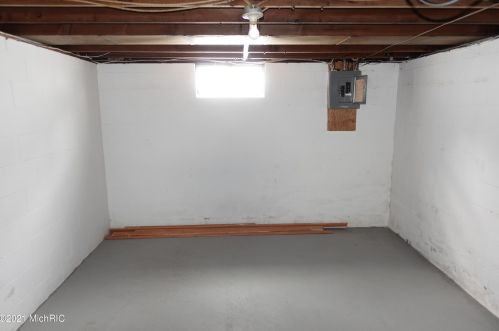 44 Colrain St, Grand Rapids MI 49548-1138 exterior