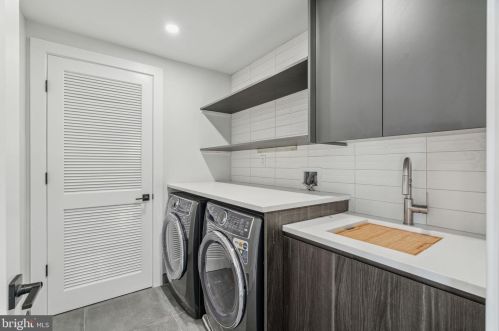 160 2nd St, Philadelphia PA exterior