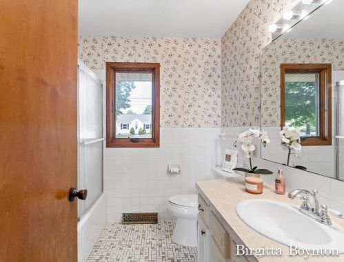 1661 Ruddiman Dr, Meskegon MI 49445-3041 exterior