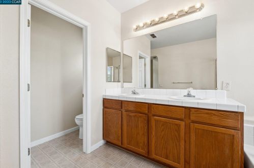 162 Crescent Plz, Concord CA 94523-5504 exterior