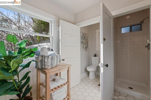 2542 Chilton Way, Berkeley CA 94704-2807 exterior