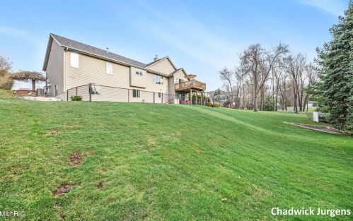 5542 Thoroughbred Dr, Wyoming MI 49418-8309 exterior