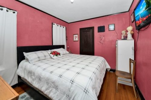 6030 California, Chicago IL 60659-3915 exterior