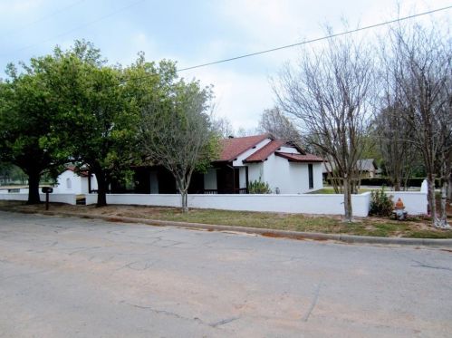 130 Holland Dr, Denison TX  75020-3658 exterior