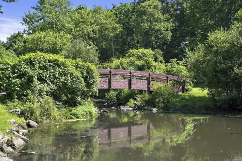 19 Caruso Pl, Armonk NY 10504-1366 exterior