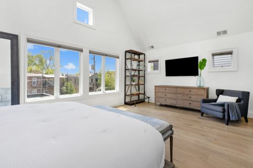 1923 Wellington Ave, Chicago IL 60618-7821 exterior