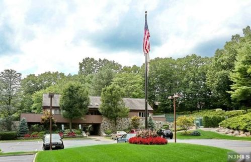 27 Bayard Ln, Mahwah NJ  07430-2236 exterior