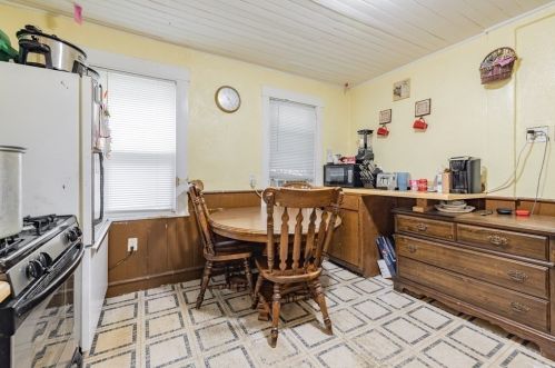 8 Maple St, Chicopee MA 01020-2626 exterior