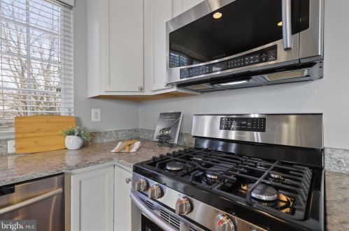 6747 Applemint Ln, Alexandria VA 22310-2649 exterior