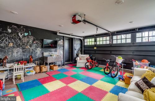 104 Mermaid Ln, Philadelphia PA 19118-3246 exterior