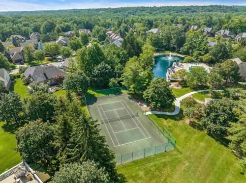 1039 Bloomview Cir, Rochester MI 48307-1728 exterior