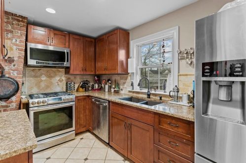 30 Gould St, Middletown RI 02840-2144 exterior