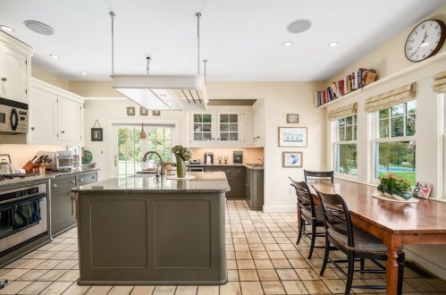 58 Eastern Pt Blvd, Gloucester MA 01930-4405 exterior