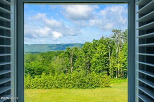 2 Kemble St, Lenox MA 01240-2816 exterior