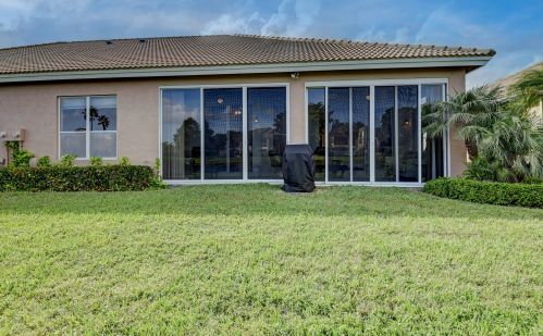 6871 Cairnwell Dr, Boynton Beach FL 33472-2960 exterior