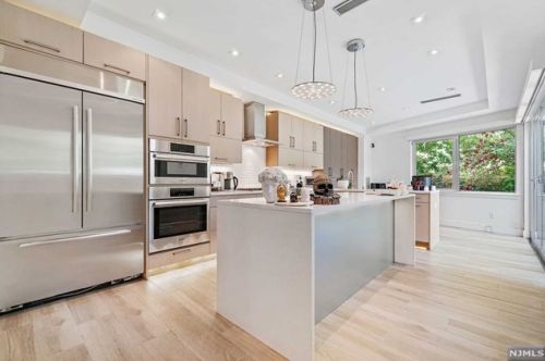 24 Casta Ln, Edgewater NJ 07020-1504 exterior