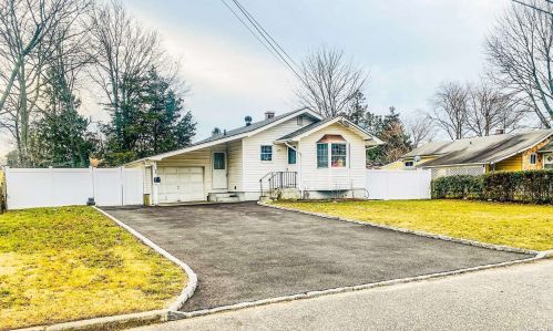 32 Elm St, Central Islip NY  11722-4145 exterior